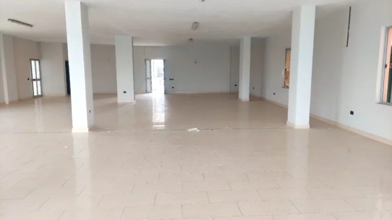 Tirane, jepet me qera magazine Kati 1, 220 m² 500 € (Top Chanel)