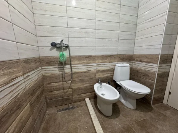 Tirane, shes apartament 1+1 Kati 3, 72 m² 147.000 € (stacioni i trenit)