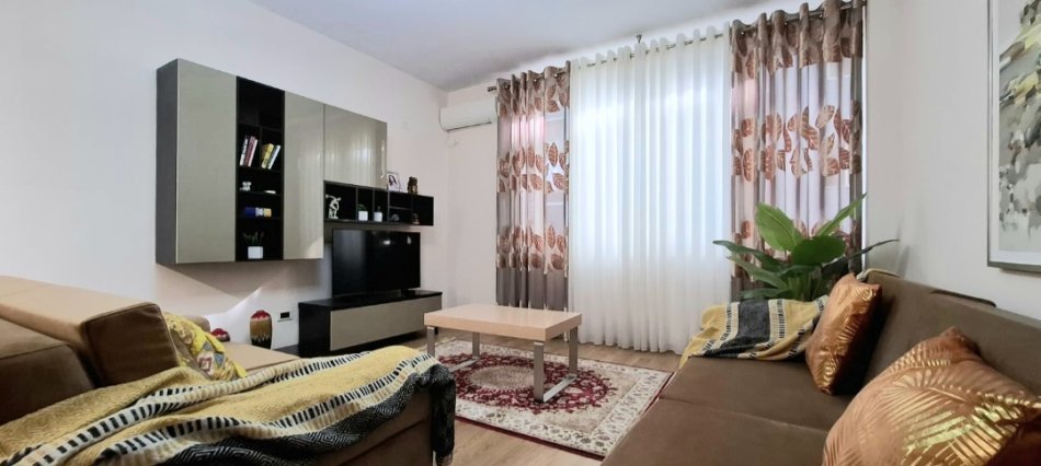 Tirane, jepet me qera 1+1+Ballkon Kati 3, 60 m² 60 € (Kopshti botanik)
