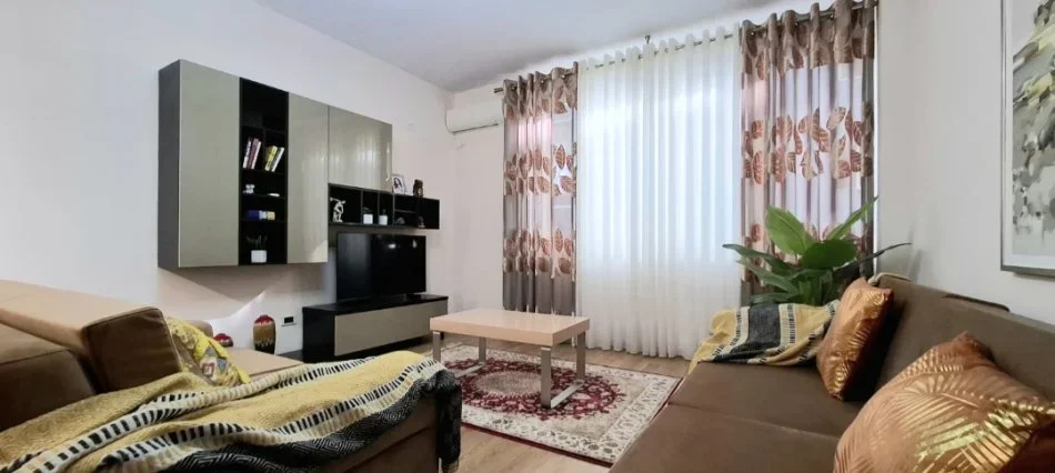 Tirane, jepet me qera 1+1+Ballkon Kati 3, 60 m² 60 € (Kopshti botanik)