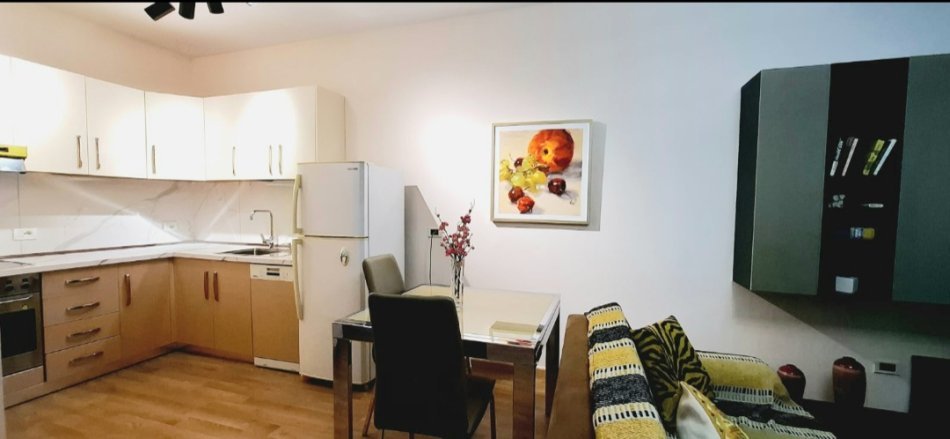 Tirane, jepet me qera 1+1+Ballkon Kati 3, 60 m² 60 € (Kopshti botanik)
