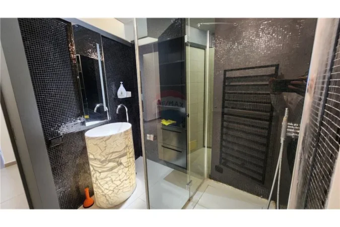 Tirane, jepet me qera apartament 2+1+Aneks+Ballkon Kati 11, 220 m² 1.800 € (Rruga Abdi Toptani)