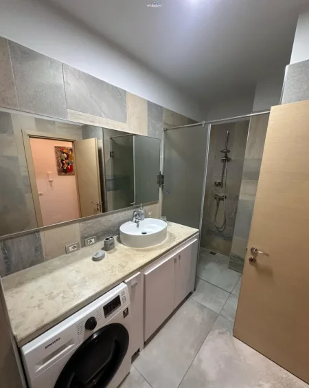Tirane, jepet me qera apartament 2+1+Ballkon Kati 4, 110 m² 800 € (zogu i zi)
