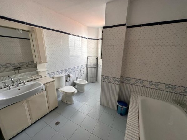 Tirane, jepet me qera apartament 2+1+Aneks+Ballkon Kati 7, 100 m² 700 € (Bulevardi Zogu i Pare, prane FSHN)