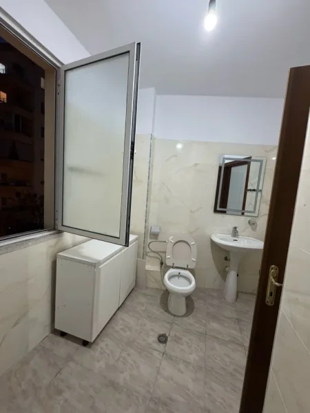Tirane, jepet me qera apartament 2+1+Ballkon Kati 3, 104 m² 450 € (Rruga Leonardi Frroku/ Astir)