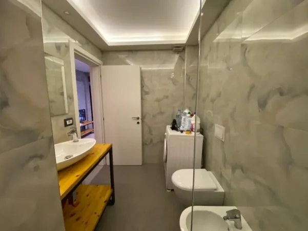 Tirane, jepet me qera apartament 1+1+Aneks Kati 1, 450 € (stacioni i trenit)