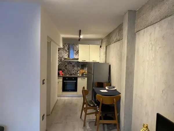 Tirane, jepet me qera apartament 1+1+Aneks Kati 1, 450 € (stacioni i trenit)