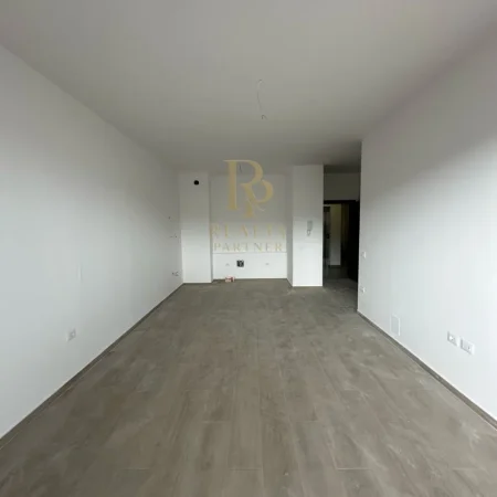 Tirane, jepet me qera zyre Kati 7, 75 m² 650 € (Komuna e Parisit)