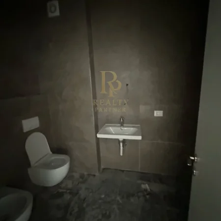 Tirane, jepet me qera zyre Kati 7, 75 m² 650 € (Komuna e Parisit)