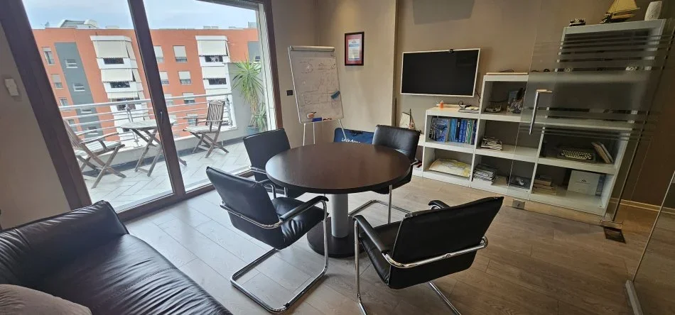 Tirane, jepet me qera ambjent biznesi Kati 7, 110 m² 2.000 € (DELIJORGJI)