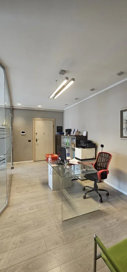 Tirane, jepet me qera ambjent biznesi Kati 7, 110 m² 2.000 € (DELIJORGJI)