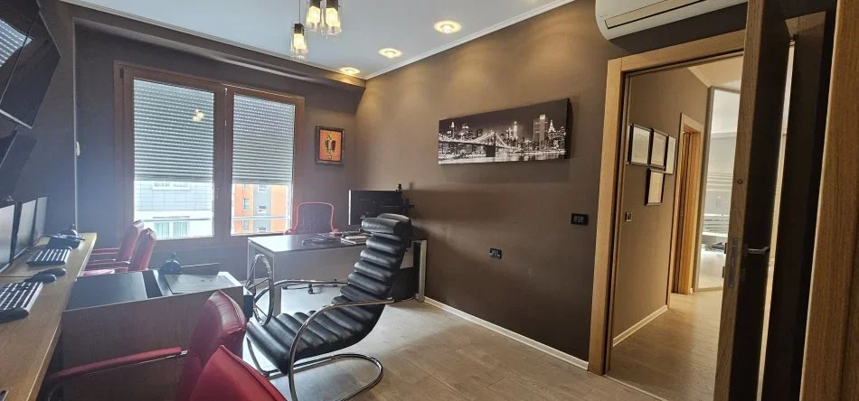 Tirane, jepet me qera ambjent biznesi Kati 7, 110 m² 2.000 € (DELIJORGJI)