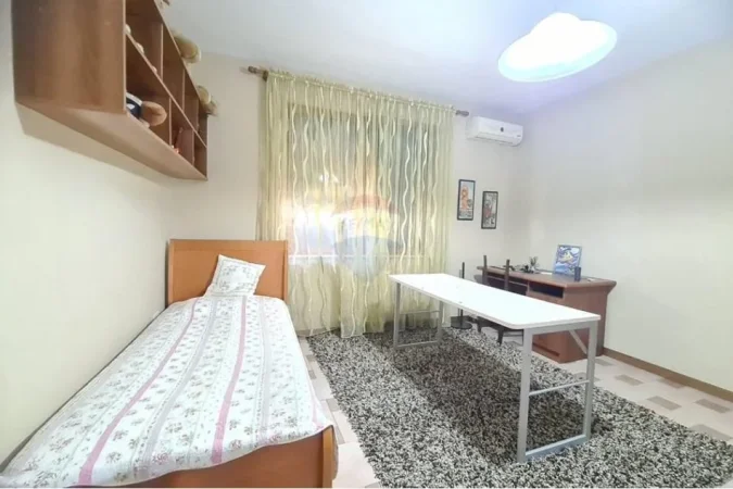 Tirane, jepet me qera apartament 3+1+Aneks+Ballkon Kati 4, 190 m² 650 € (Rruga Muhamet Gjollesha)