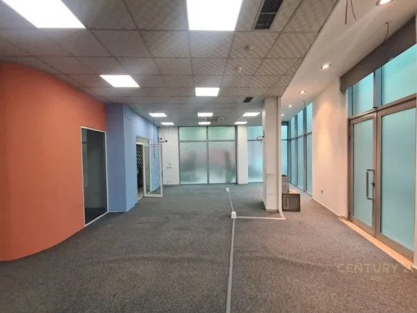 Tirane, jepet me qera ambjent biznesi , 204 m² 3.200 € (Selvia)