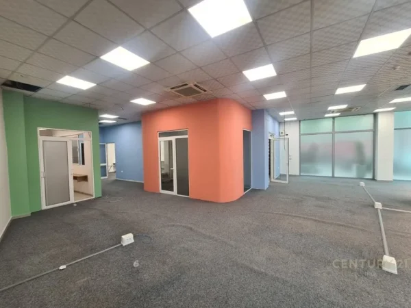 Tirane, jepet me qera ambjent biznesi , 204 m² 3.200 € (Selvia)