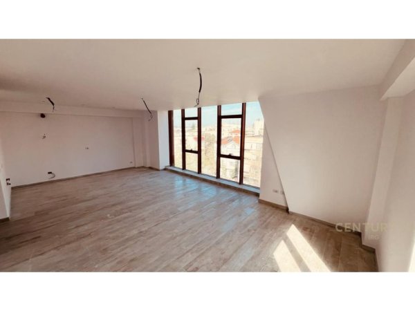 Tirane, jepet me qera zyre Kati 5, 137 m² 2.500 € (Rr. E Kavajes)