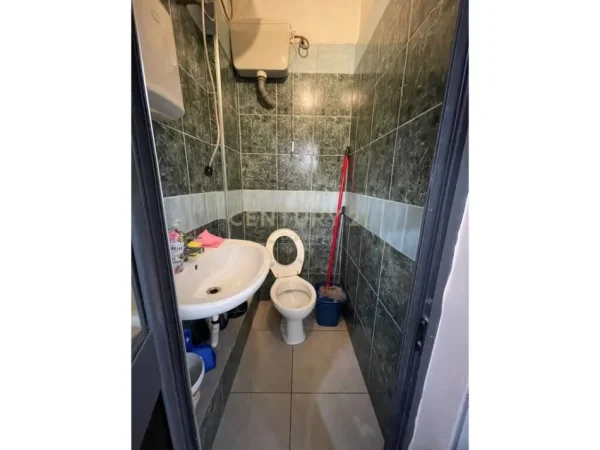 Tirane, shitet ambjent biznesi Kati 0, 39 m² 51.000 € (Pallati me Shigjeta)