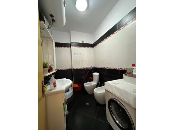 Tirane, shitet 2+1 Kati 2, 100 m² 132.000 € (Yzberish)