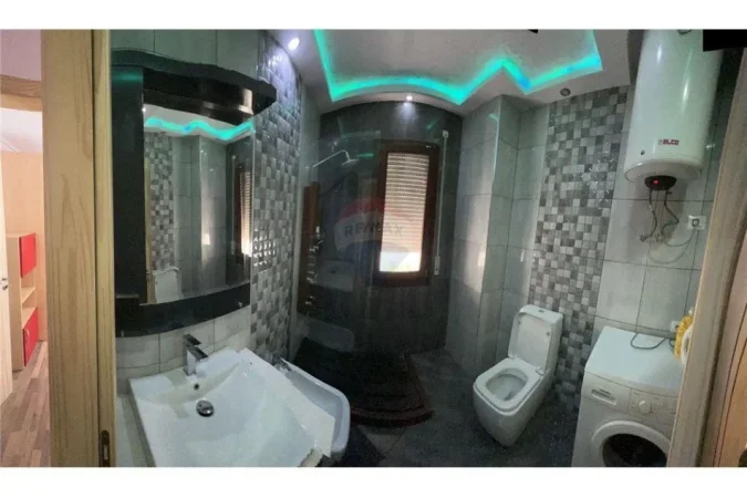 Tirane, jepet me qera apartament 2+1+Ballkon Kati 3, 100 m² 700 € (Kopshti Botanik)