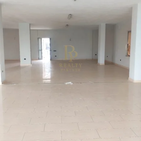 Tirane, jepet me qera magazine Kati 1, 220 m² 500 € (Kashar)