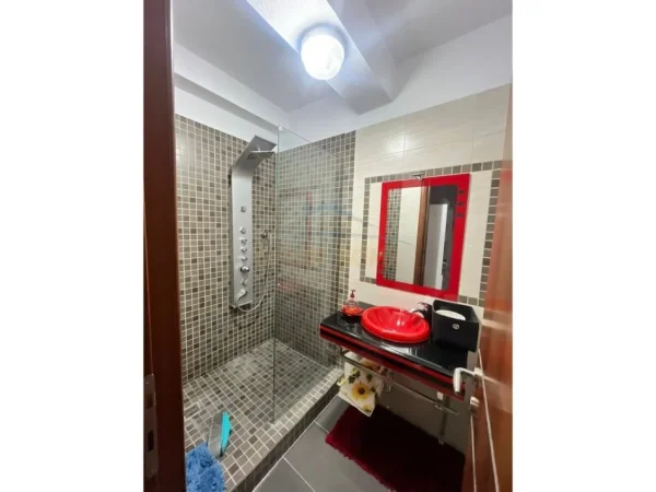 Tirane, jepet me qera apartament 1+1 Kati 1, 74 m² 600 € (Rruga e Bogdaneve)