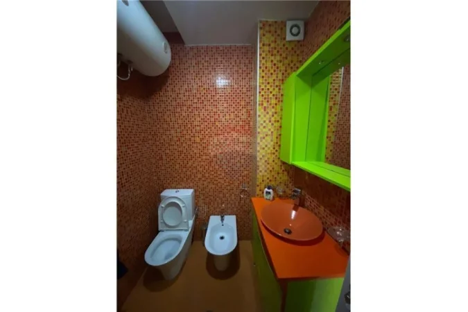 Tirane, jepet me qera apartament 2+1 Kati 5, 90 m² 700 € (Apartament luksoz 2+1+2+ post parkimi me qira ne hyrje te Liqenit te Thate)
