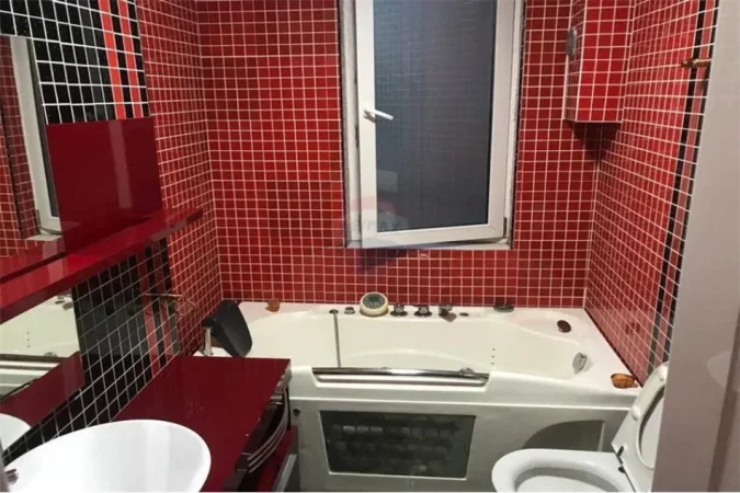 Tirane, jepet me qera apartament 2+1 Kati 5, 90 m² 700 € (Apartament luksoz 2+1+2+ post parkimi me qira ne hyrje te Liqenit te Thate)