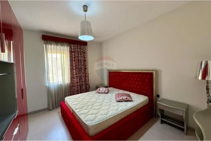 Tirane, jepet me qera apartament 2+1 Kati 5, 90 m² 700 € (Apartament luksoz 2+1+2+ post parkimi me qira ne hyrje te Liqenit te Thate)