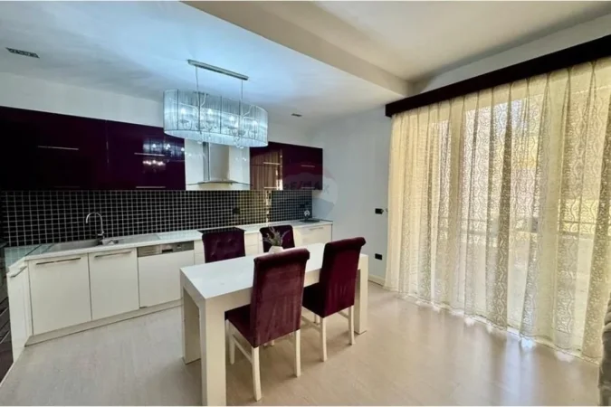Tirane, jepet me qera apartament 2+1 Kati 5, 90 m² 700 € (Apartament luksoz 2+1+2+ post parkimi me qira ne hyrje te Liqenit te Thate)