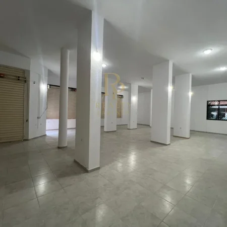 Tirane, jepet me qera ambjent biznesi Kati 0, 160 m² 1.600 € (Xhamlliku)