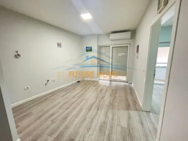 Tirane, jepet me qera zyre Kati 1, 75 m² 580 € (Tek Zogu i Zi)