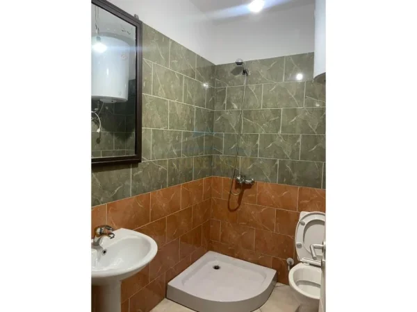 Tirane, jepet me qera apartament 2+1 Kati 2, 110 m² 400 € (Fresk)
