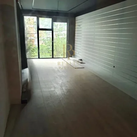 Tirane, shitet dyqan Kati 1, 40 m² 80.000 € (Astir)