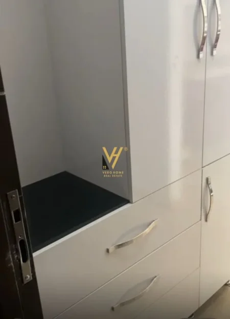 Tirane, jepet me qera apartament 1+1+Ballkon Kati 4, 78 m² 550 € (SELVIA)