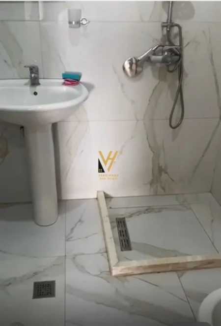 Tirane, jepet me qera apartament 1+1+Ballkon Kati 4, 78 m² 550 € (SELVIA)