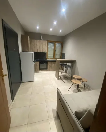 Tirane, jepet me qera apartament 1+1+Ballkon Kati 2, 50 m² 370 € (Rr. Kristaq Capo mbi kompleksin Grand)