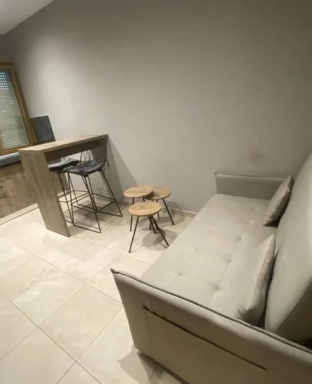 Tirane, jepet me qera apartament 1+1+Ballkon Kati 2, 50 m² 370 € (Rr. Kristaq Capo mbi kompleksin Grand)