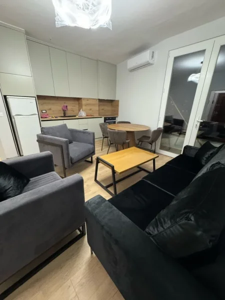 Tirane, jepet me qera apartament 1+1 Kati 5, 67 m² 50,000 leke (Prane Shkolles Tirana jone)