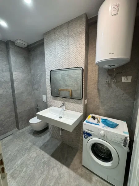 Tirane, jepet me qera apartament 1+1 Kati 5, 67 m² 50,000 leke (Prane Shkolles Tirana jone)