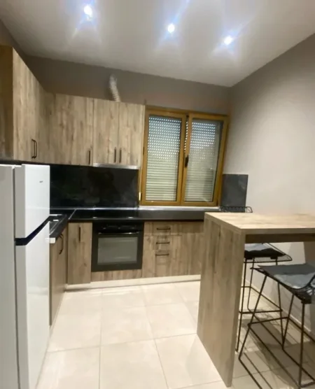 Tirane, jepet me qera apartament 1+1+Ballkon Kati 2, 50 m² 370 € (Rr. Kristaq Capo mbi kompleksin Grand)