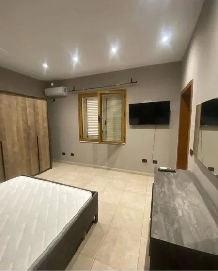 Tirane, jepet me qera apartament 1+1+Ballkon Kati 2, 50 m² 370 € (Rr. Kristaq Capo mbi kompleksin Grand)