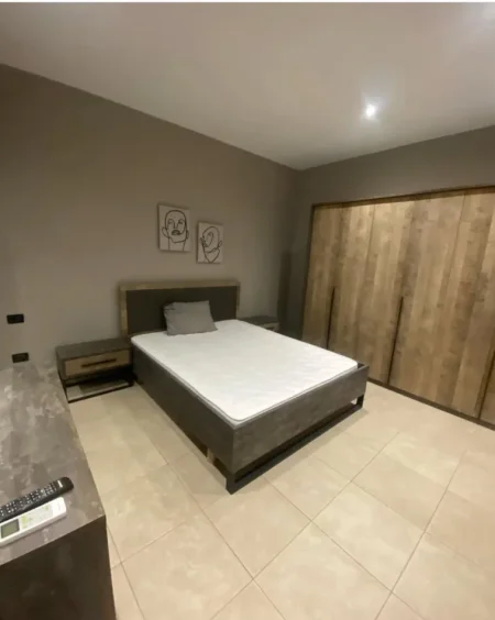 Tirane, jepet me qera apartament 1+1+Ballkon Kati 2, 50 m² 370 € (Rr. Kristaq Capo mbi kompleksin Grand)