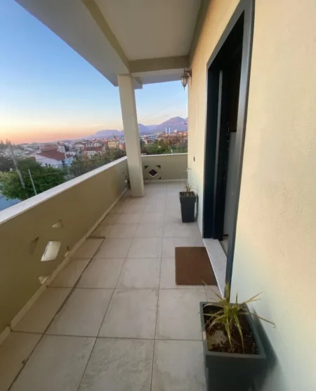 Tirane, jepet me qera apartament 1+1+Ballkon Kati 2, 50 m² 370 € (Rr. Kristaq Capo mbi kompleksin Grand)