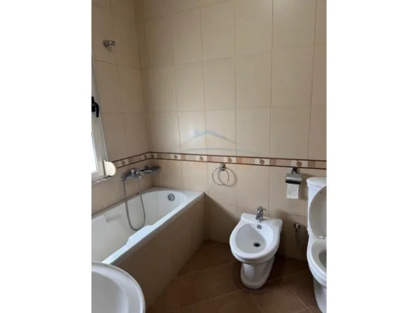 Tirane, jepet me qera apartament 2+1 Kati 3, 118 m² 500 € (Selitë)