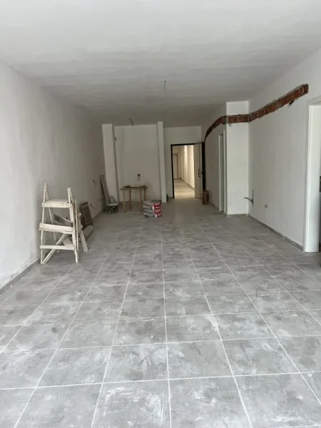 Tirane, jap me qera ambjent biznesi Kati 2, 155 m² 1.500 € (Liqeni i thate)