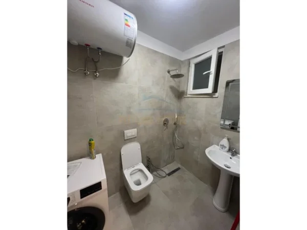Tirane, jepet me qera apartament 2+1 Kati 1, 90 m² 400 € (Prane shkolles se Bashkuar Tirane)
