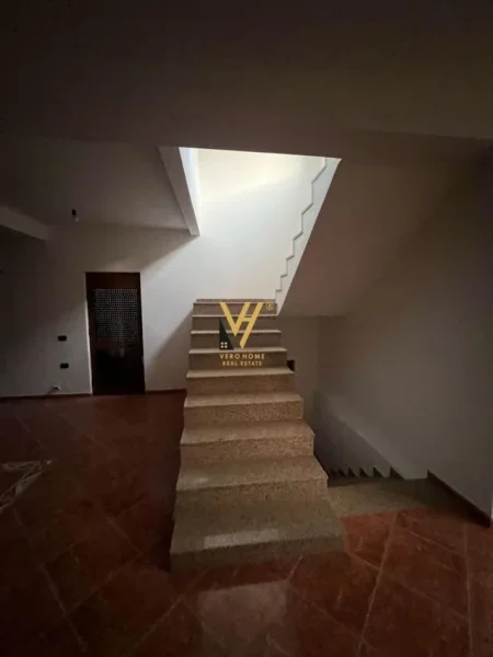 Tirane, shitet shtepi 3 Katshe Kati 0, 2.647 m² 410.000 € (BERZHITE)