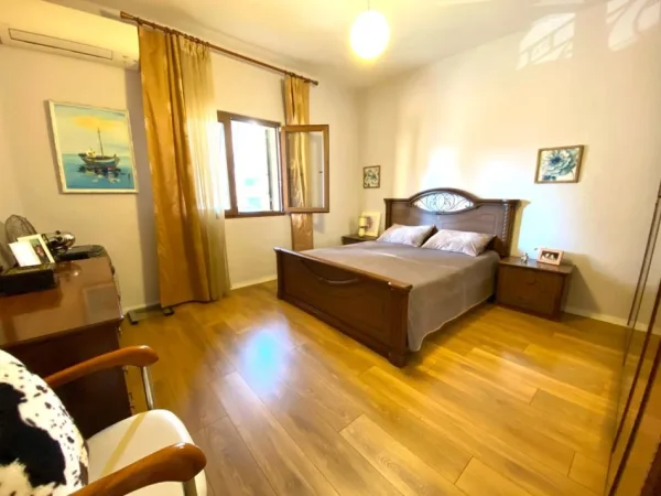 PA KOMISION!!! Shitet apartament 3+1, 122 m2, ne Bllokun Vasil Shanto.