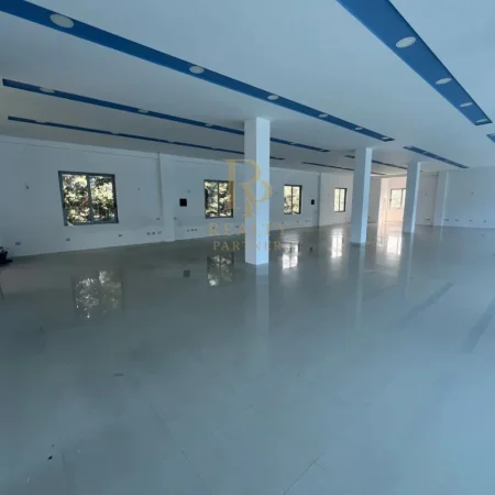 Tirane, jepet me qera magazine Kati 0, 400 m² 1.200 € (Berzhit)