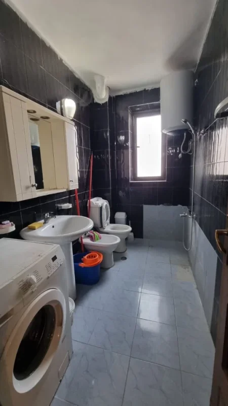 Tirane, jepet me qera apartament 1+1 Kati 2, 50 m² 600 € ( Jepet me Qera Apartament 1+1 në Rrugën e Kavajës)